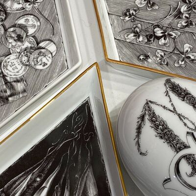 Losanges et Galets en porcelaine, tirage limité.

🇬🇧 "Merci for pebbles, diamonds in disguise,
Porcelain dreams in a world of lies.
Where value's lost in a shimmering haze,
In the absurd, we stumble, in bewildered maze."

#catherinegran #collectionneurs #ilovethiswork #artcollector