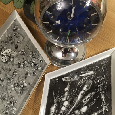 Course contre la montre avec les losanges Ma Chance et Mon Régime. Objets d'art et porcelaines @catherine.gran

🇬🇧 A nice vintage clock and two porcelain diamonds

#catherinegran #wallpaper #design #designer #interiordesign #interiordecoration #interiorinspiration #inspiration #homedecoration #interiorarchitecture #architecture #indianink #drawing #luxurylifestyle #luxurydesign #luxurydesigner #diamond #pockettray